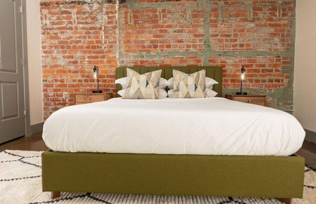 Stylish and new 1 BR Loft Apartment Right Downtown - Photo 16