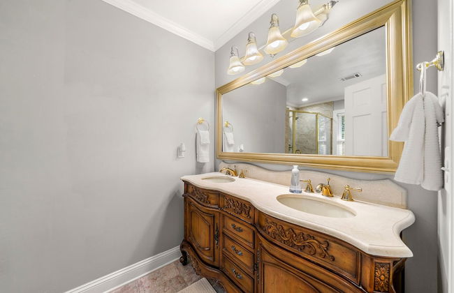 Beautiful Large Newly Renovated 5 Bedroom House - Photo 76