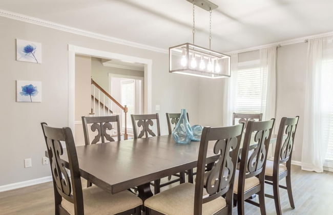 Beautiful Large Newly Renovated 5 Bedroom House - Photo 13