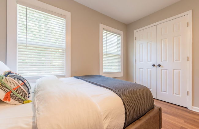 Beautiful Large Newly Renovated 5 Bedroom House - Photo 48