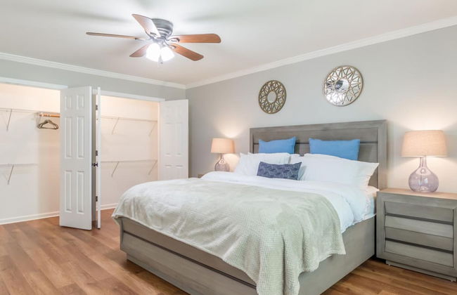 Beautiful Large Newly Renovated 5 Bedroom House - Photo 15