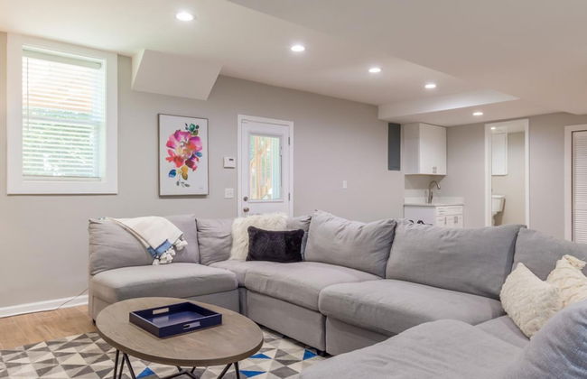 Beautiful Large Newly Renovated 5 Bedroom House - Photo 29