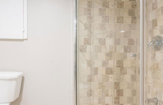 Beautiful Large Newly Renovated 5 Bedroom House - Photo 34