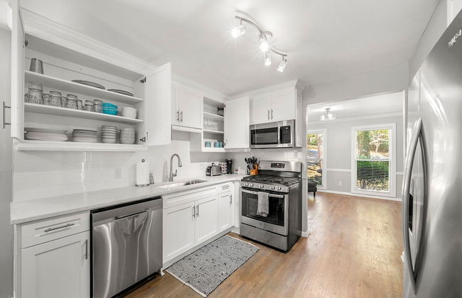 Beautiful Large Newly Renovated 5 Bedroom House - Photo 2