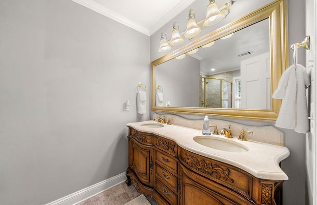 Beautiful Large Newly Renovated 5 Bedroom House - Photo 19