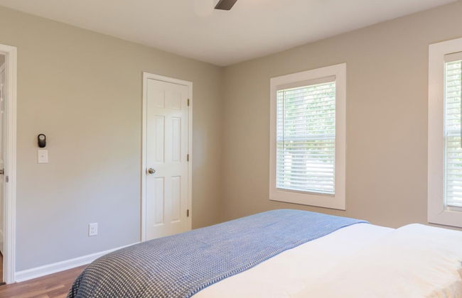 Beautiful Large Newly Renovated 5 Bedroom House - Photo 26