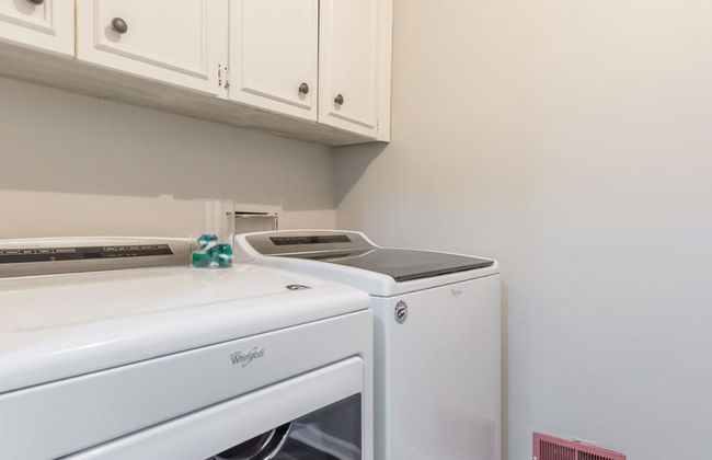 Beautiful Large Newly Renovated 5 Bedroom House - Photo 35