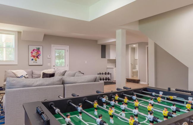 Beautiful Large Newly Renovated 5 Bedroom House - Photo 1