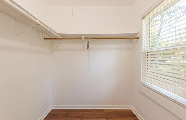 Beautiful Large Newly Renovated 5 Bedroom House - Photo 49