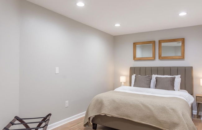 Beautiful Large Newly Renovated 5 Bedroom House - Photo 32