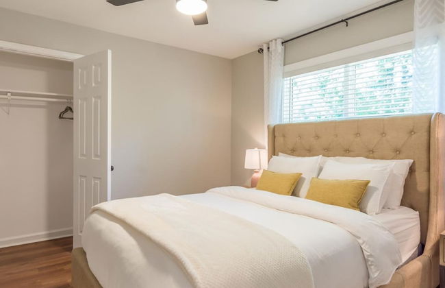 Beautiful Large Newly Renovated 5 Bedroom House - Photo 3