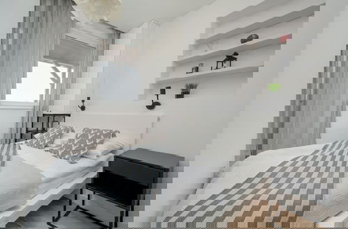 Foto 1 - White Studio With Balcony by Renters