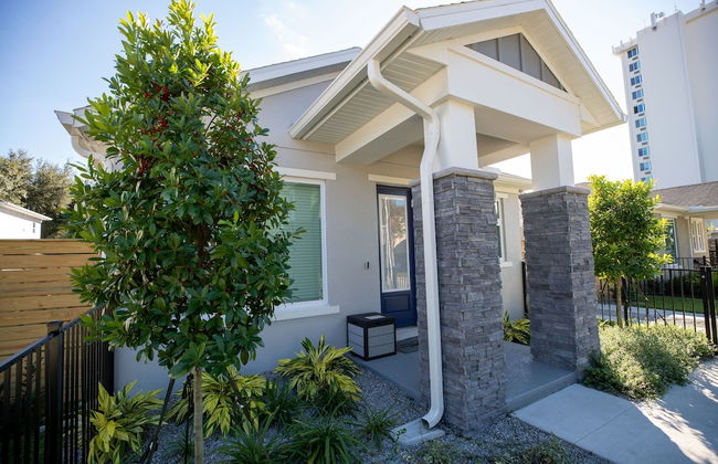 Newly Constructed Modern Pet Friendly Zen Home W/ Private Home Theater & Hot Tub! 1 Bedroom Home by RedAwning - Foto 47
