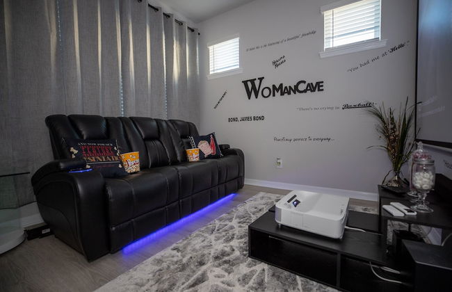 Newly Constructed Modern Pet Friendly Zen Home W/ Private Home Theater & Hot Tub! 1 Bedroom Home by RedAwning - Foto 20