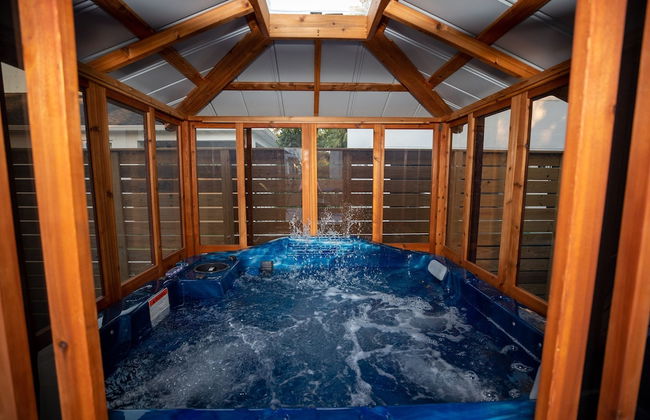Newly Constructed Modern Pet Friendly Zen Home W/ Private Home Theater & Hot Tub! 1 Bedroom Home by RedAwning - Foto 34