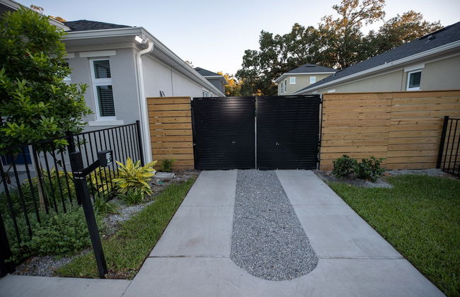 Newly Constructed Modern Pet Friendly Zen Home W/ Private Home Theater & Hot Tub! 1 Bedroom Home by RedAwning - Foto 40