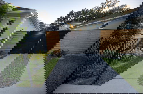 Foto 50 - Brand New Modern Pet Friendly Zen Home W/ Private Home Theater & Hot Tub! 2 Bedroom Home by RedAwning