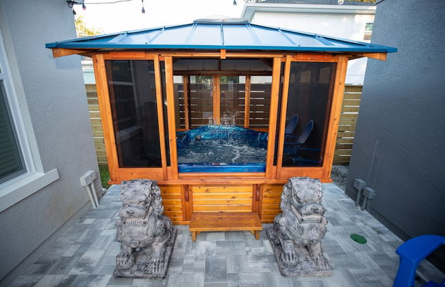 Newly Constructed Modern Pet Friendly Zen Home W/ Private Home Theater & Hot Tub! 1 Bedroom Home by RedAwning - Foto 28