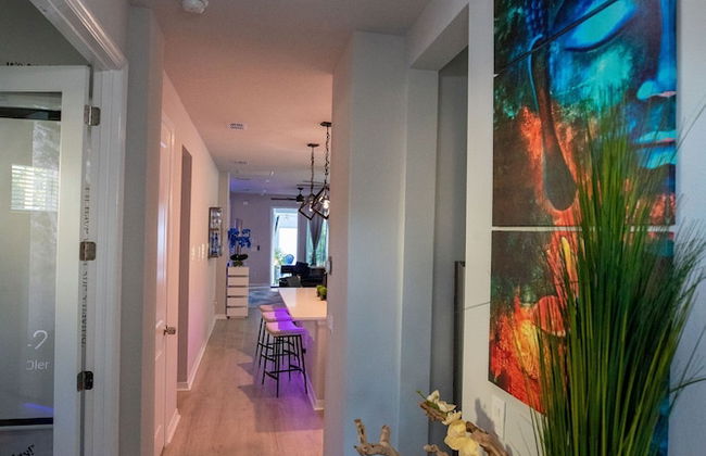 Newly Constructed Modern Pet Friendly Zen Home W/ Private Home Theater & Hot Tub! 1 Bedroom Home by RedAwning - Foto 38