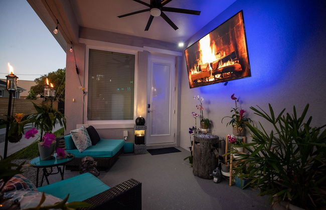 Newly Constructed Modern Pet Friendly Zen Home W/ Private Home Theater & Hot Tub! 1 Bedroom Home by RedAwning - Foto 43