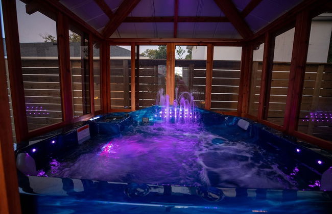 Newly Constructed Modern Pet Friendly Zen Home W/ Private Home Theater & Hot Tub! 1 Bedroom Home by RedAwning - Foto 32