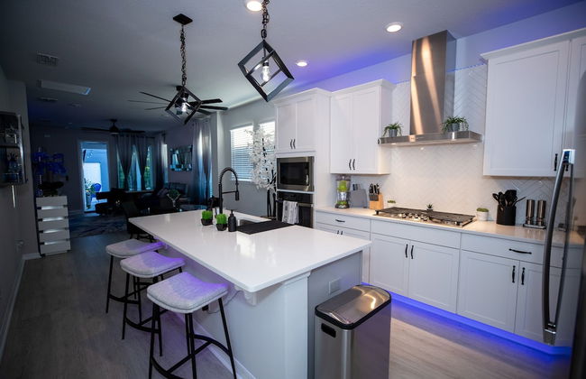 Newly Constructed Modern Pet Friendly Zen Home W/ Private Home Theater & Hot Tub! 1 Bedroom Home by RedAwning - Foto 8