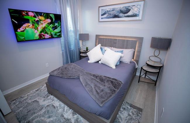 Newly Constructed Modern Pet Friendly Zen Home W/ Private Home Theater & Hot Tub! 1 Bedroom Home by RedAwning - Foto 5