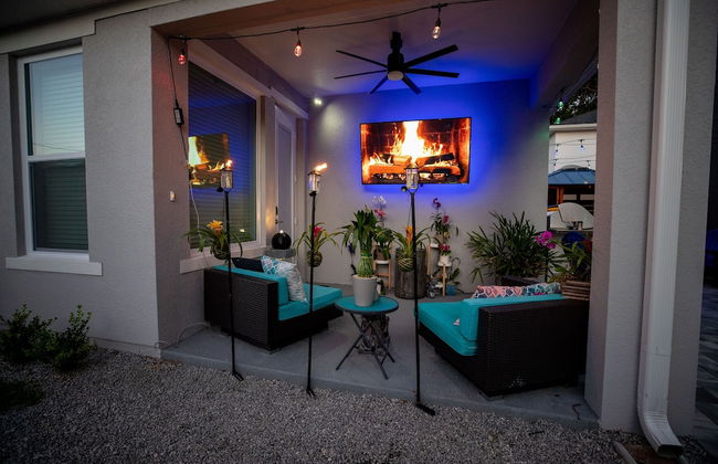 Newly Constructed Modern Pet Friendly Zen Home W/ Private Home Theater & Hot Tub! 1 Bedroom Home by RedAwning - Foto 23