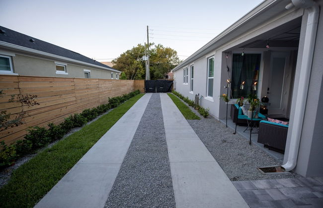 Newly Constructed Modern Pet Friendly Zen Home W/ Private Home Theater & Hot Tub! 1 Bedroom Home by RedAwning - Foto 41