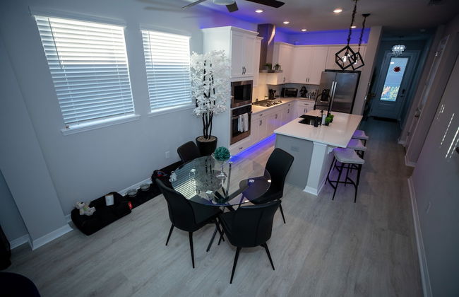 Newly Constructed Modern Pet Friendly Zen Home W/ Private Home Theater & Hot Tub! 1 Bedroom Home by RedAwning - Foto 9