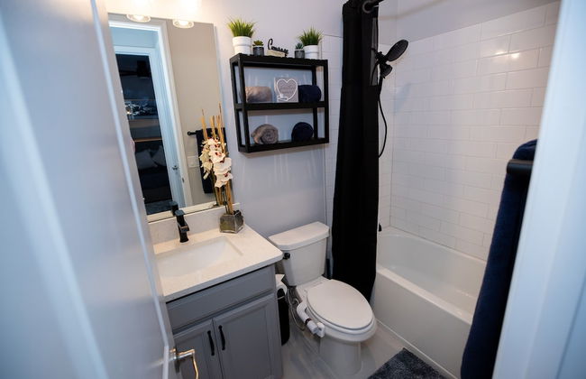 Newly Constructed Modern Pet Friendly Zen Home W/ Private Home Theater & Hot Tub! 1 Bedroom Home by RedAwning - Foto 30