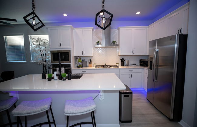 Newly Constructed Modern Pet Friendly Zen Home W/ Private Home Theater & Hot Tub! 1 Bedroom Home by RedAwning - Foto 11