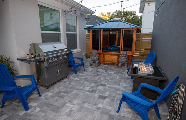 Newly Constructed Modern Pet Friendly Zen Home W/ Private Home Theater & Hot Tub! 1 Bedroom Home by RedAwning - Foto 27