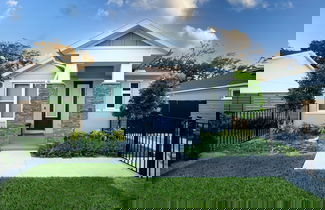 Foto 1 - Brand New Modern Pet Friendly Zen Home W/ Private Home Theater & Hot Tub! 2 Bedroom Home by RedAwning