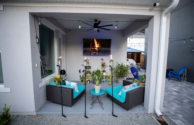 Newly Constructed Modern Pet Friendly Zen Home W/ Private Home Theater & Hot Tub! 1 Bedroom Home by RedAwning - Foto 21