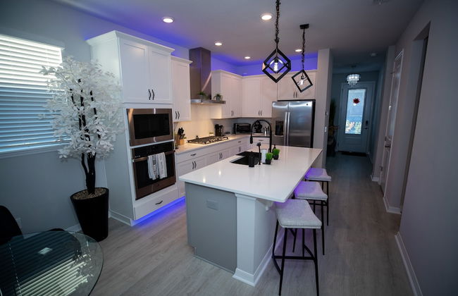 Newly Constructed Modern Pet Friendly Zen Home W/ Private Home Theater & Hot Tub! 1 Bedroom Home by RedAwning - Foto 10