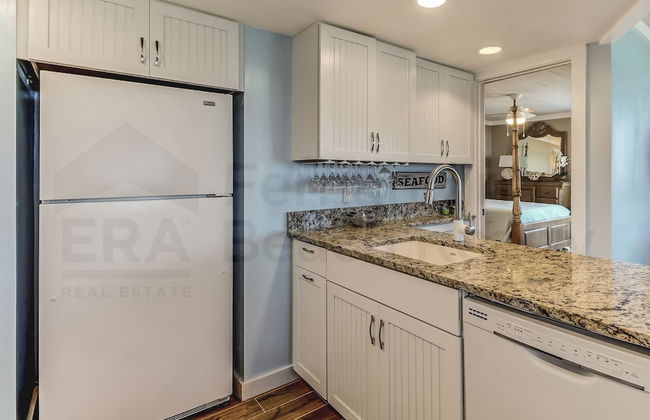 Newly Remodeled Oceanfront Condo with Salt Water Pool and Private Walkway to Beach by RedAwning - Foto 13