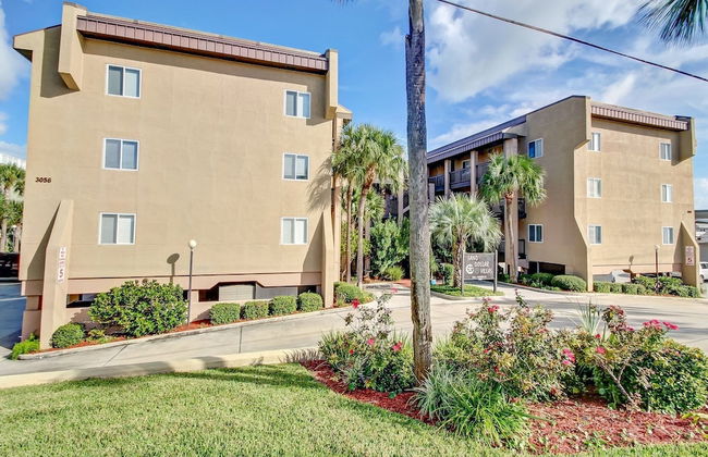 Newly Remodeled Oceanfront Condo with Salt Water Pool and Private Walkway to Beach by RedAwning - Foto 30