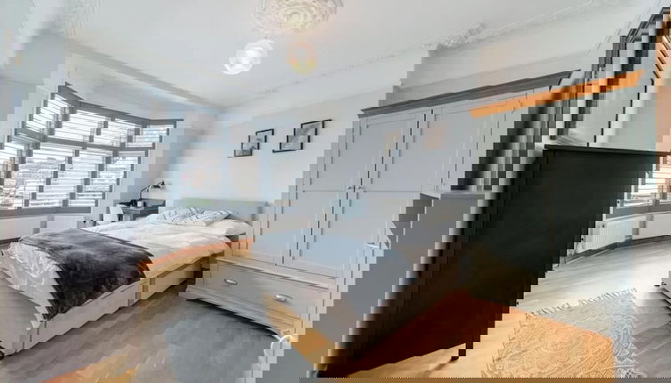 Photo 1 - Charming Spacious 2-bed Apartment in London