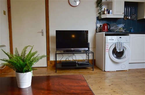 Photo 15 - Sophisticated and Bright One Bed in Leith