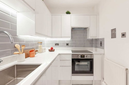 Photo 12 - Designer 2 Bedroom Apartment in Holborn