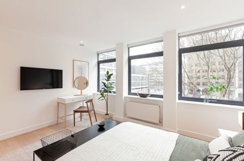 Photo 2 - Designer 2 Bedroom Apartment in Holborn