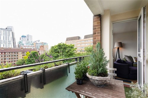 Photo 17 - Lovely 2 Bed Apartment w Balcony nr River Thames