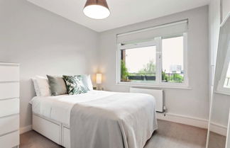 Photo 2 - Lovely 2 Bed Apartment w Balcony nr River Thames