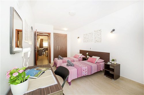 Foto 2 - Summer Breeze Maisonette with Terrace by Getaways Malta
