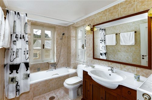 Photo 16 - Cozy Villa in Loucha with Hot Tub
