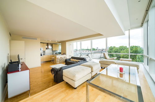 Foto 1 - NEW Stunning 2BD Apartment Amazing London Views