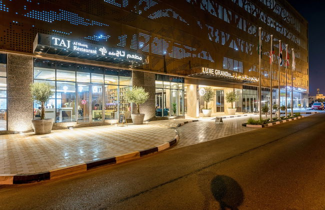 Luxe Grand Hotel Apartments - Photo 20
