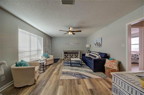 Foto 19 - Renovated Condo Directly Across From Beach in Gulf Shores With Pool