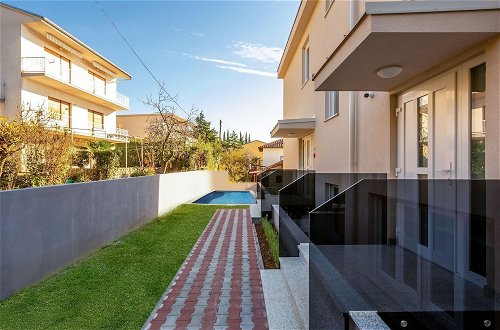 Foto 13 - Gorgeous Home With Swimming Pool, Hot Tub & Sea View